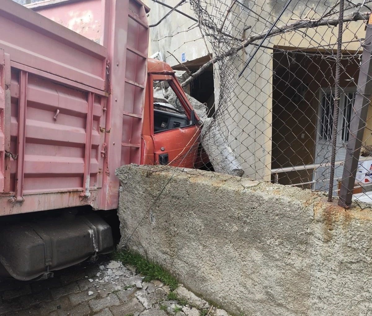 Yük kamyonu duvarı aşıp eve daldı
?v=1