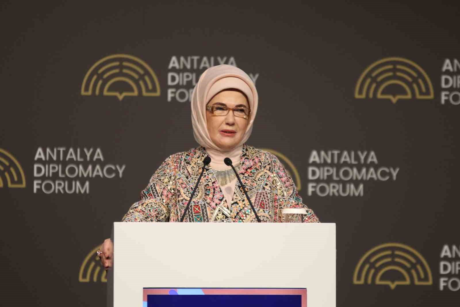 Emine Erdoğan,  Filistin İçin Tek Yürek  temalı programa katıldı
?v=1