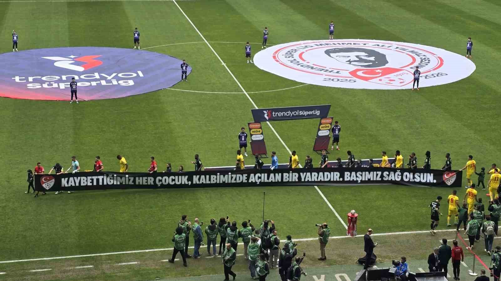 Kocaeli’de tribünler sustu, çocuklar için yas tutuldu
?v=1