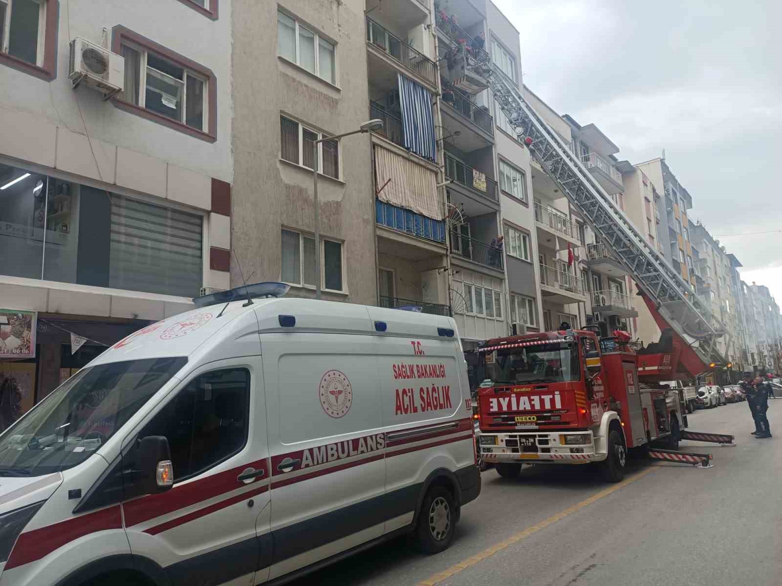 İtfaiyenin asansörlü merdivenine binmekten korkan genç, kırık ayağıyla merdivenlerden indi
?v=1