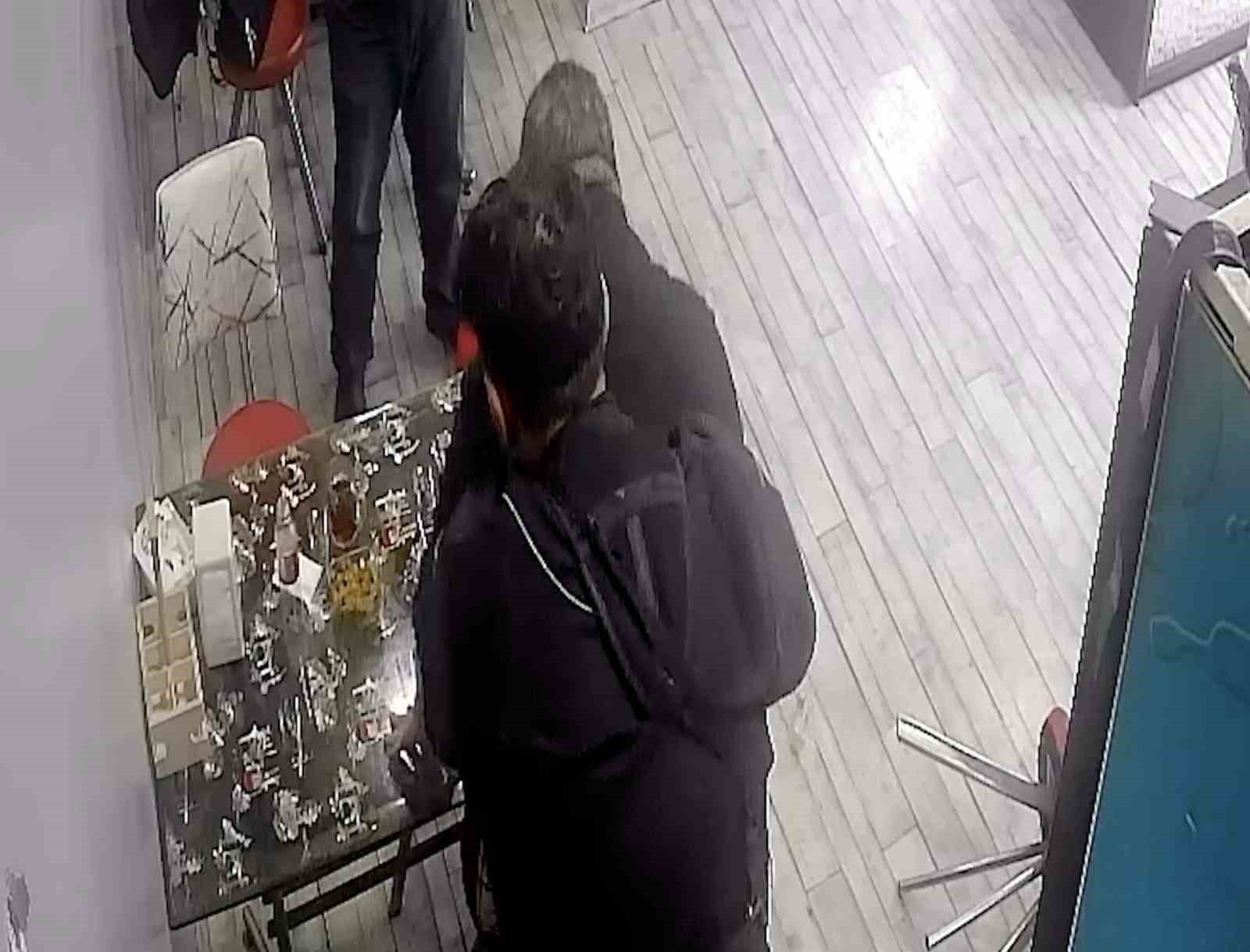 Nefes borusuna çilek takılan döner ustasını kurye kurtardı
?v=1