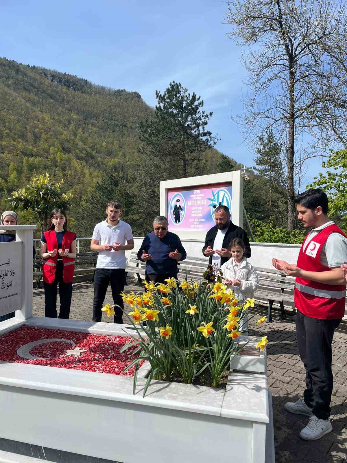 Şehit Jandarma Uzman Arif Demirel, kabri başında anıldı
?v=1