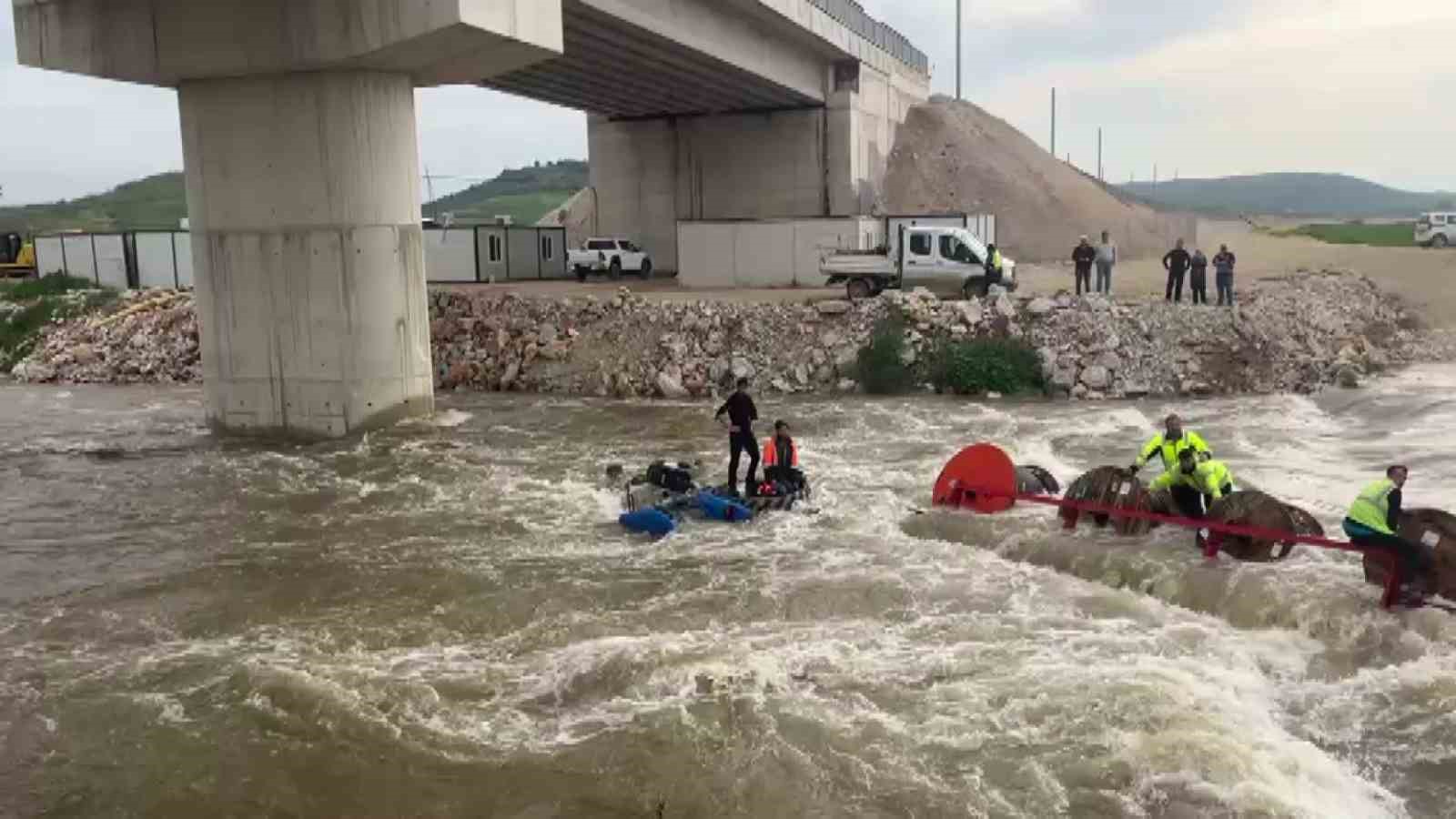Dereyi traktörle geçmek isterken faciadan dönüldü: 10 işçi vinçle kurtarıldı
?v=1