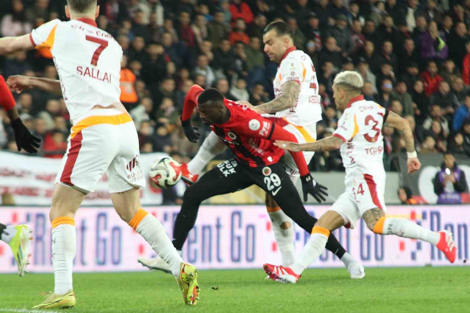 Trendyol Süper Lig: Gençlerbirliği: 0 - Galatasaray: 2 (İlk yarı)
?v=1
