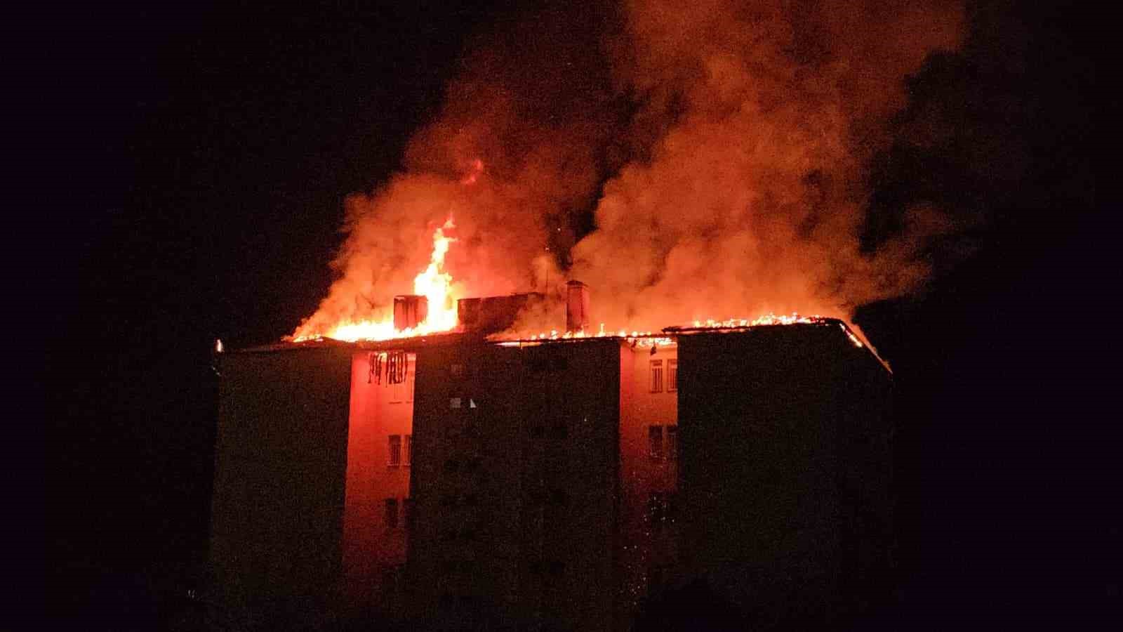 Nazilli Fen Lisesi yurdunda yangın paniği: 46 öğrenci tahliye edildi
?v=1