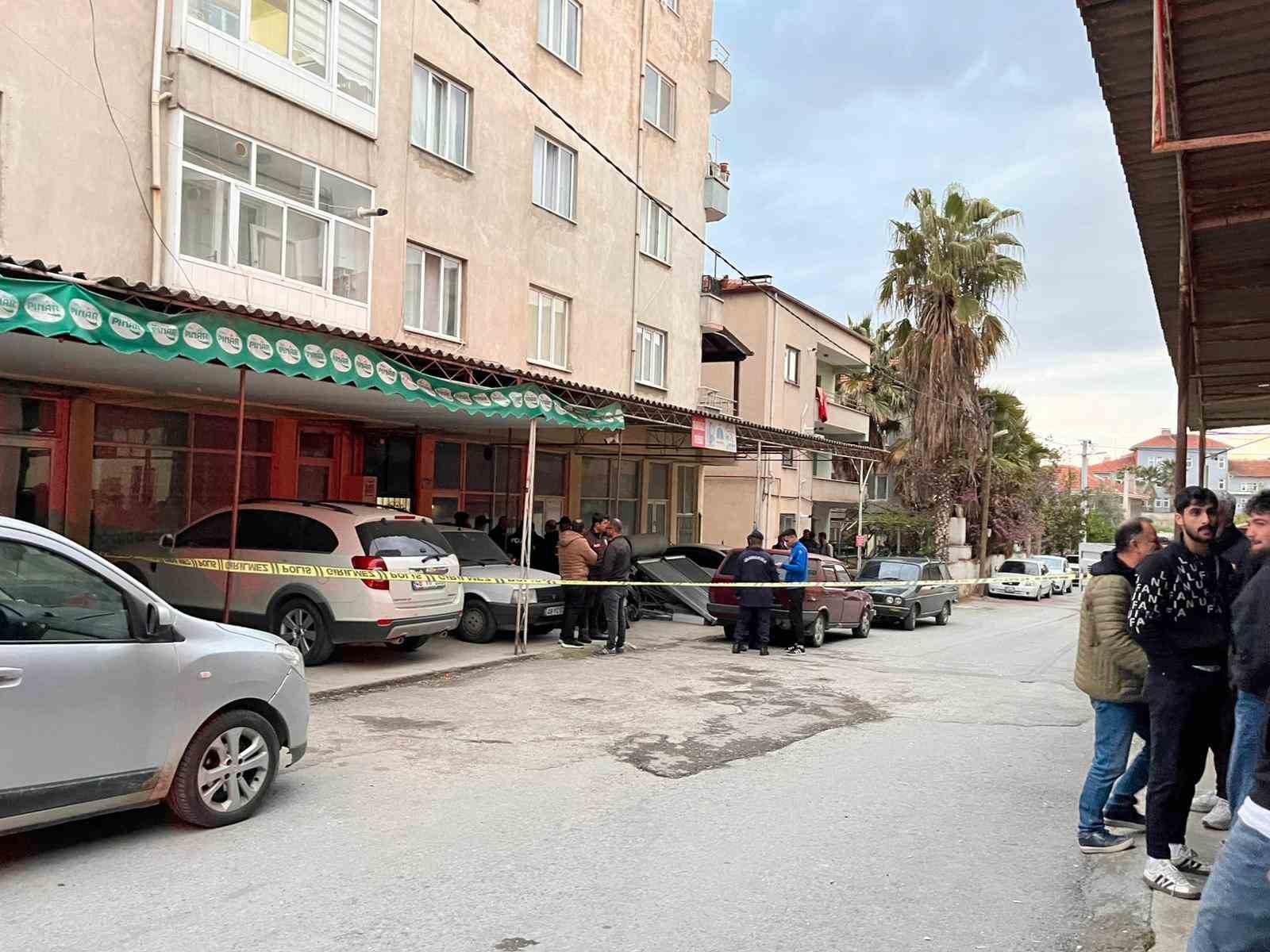 Polisten kaçarken apartman boşluğuna düşen şüpheli hayatını kaybetti
?v=1