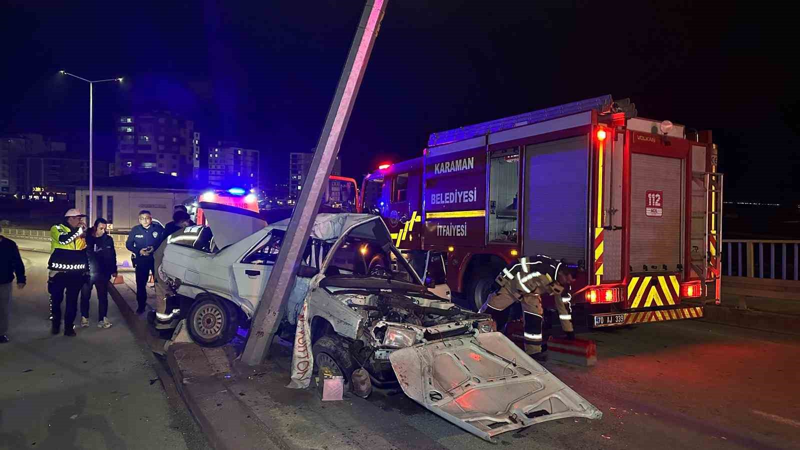 Otomobil aydınlatma direğine çarptı: 1’i ağır, 2 yaralı
?v=1