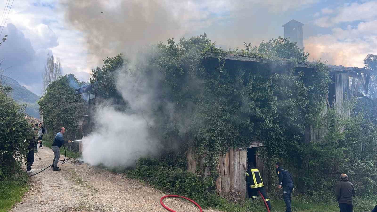 Kastamonu’da metruk binada çıkan yangını itfaiye söndürüldü
?v=1