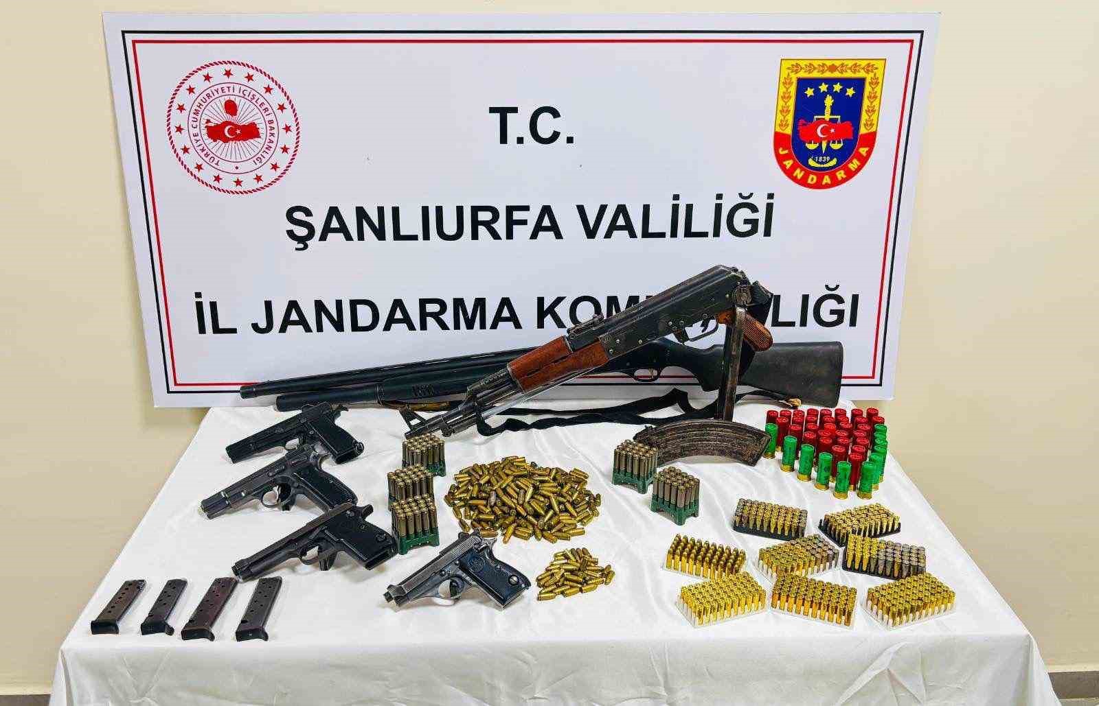 Evden çok sayıda silah, fişek ve mermi çıktı
?v=1