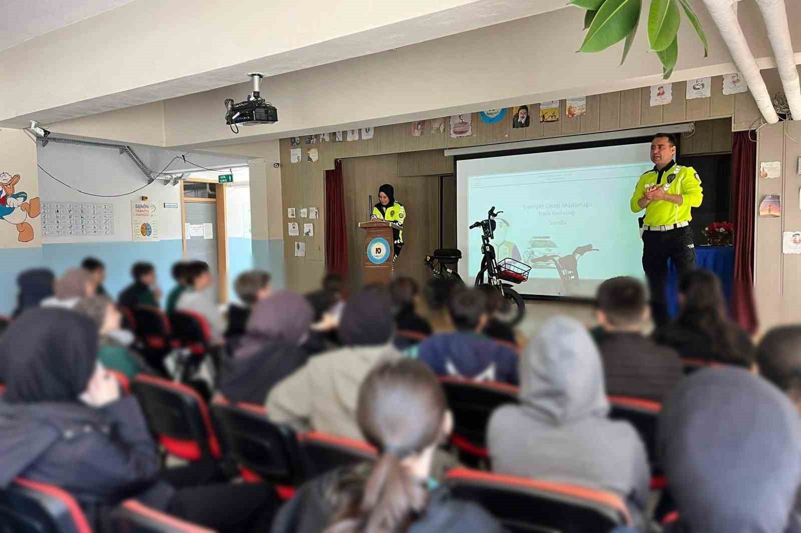 Kemah’ta öğrenci ve öğretmenlere trafik eğitimi verildi
?v=1