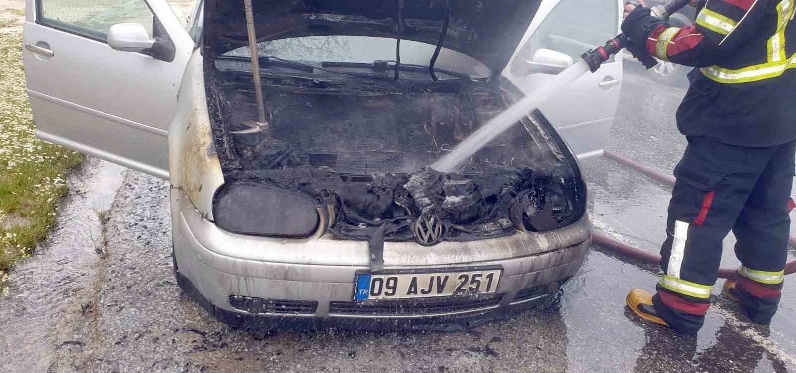 Seyir halindeki otomobil alev aldı
?v=1