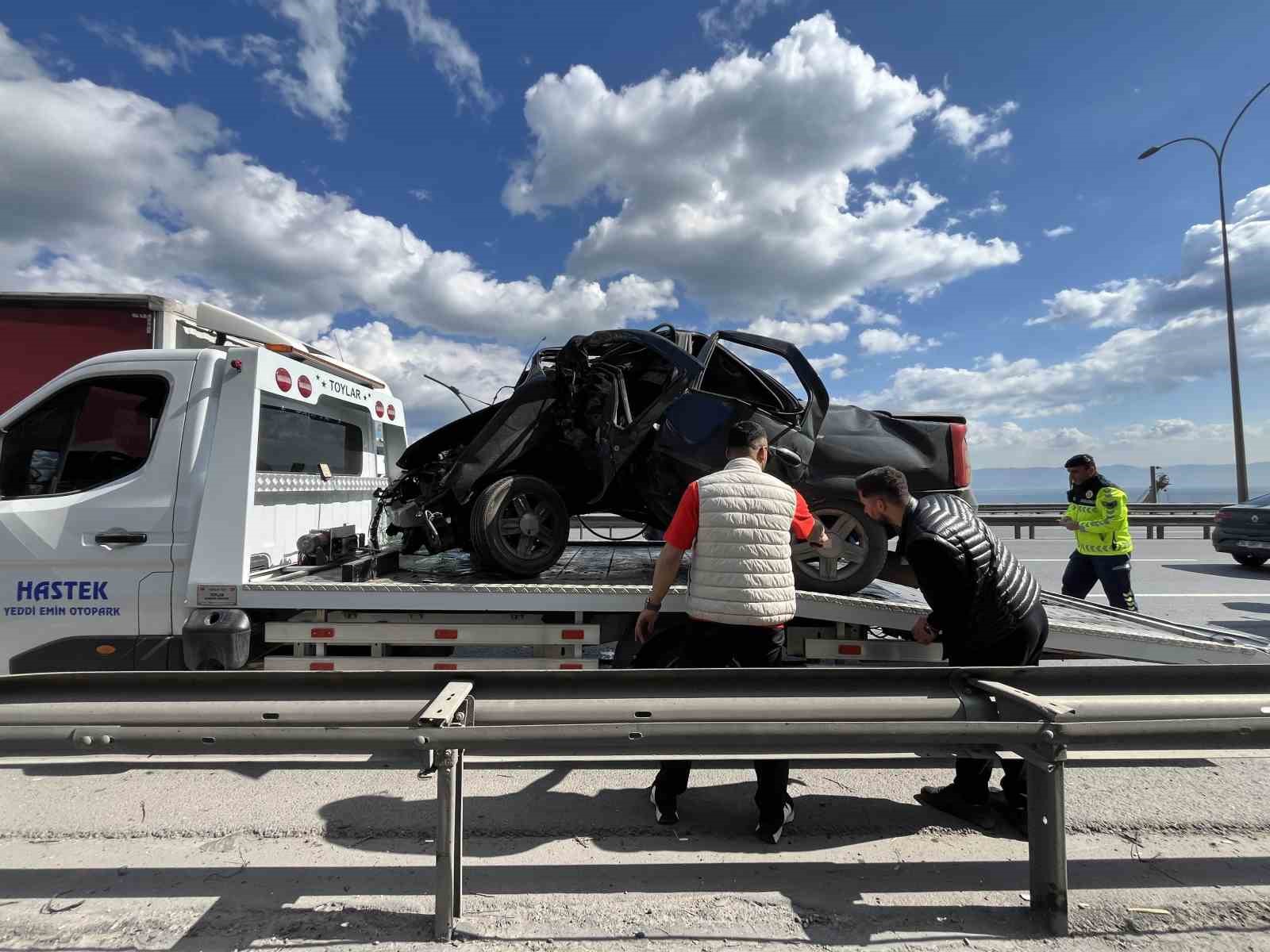 TEM’de otomobil yön levhasına saplandı: 1 kişi yaralandı
?v=1