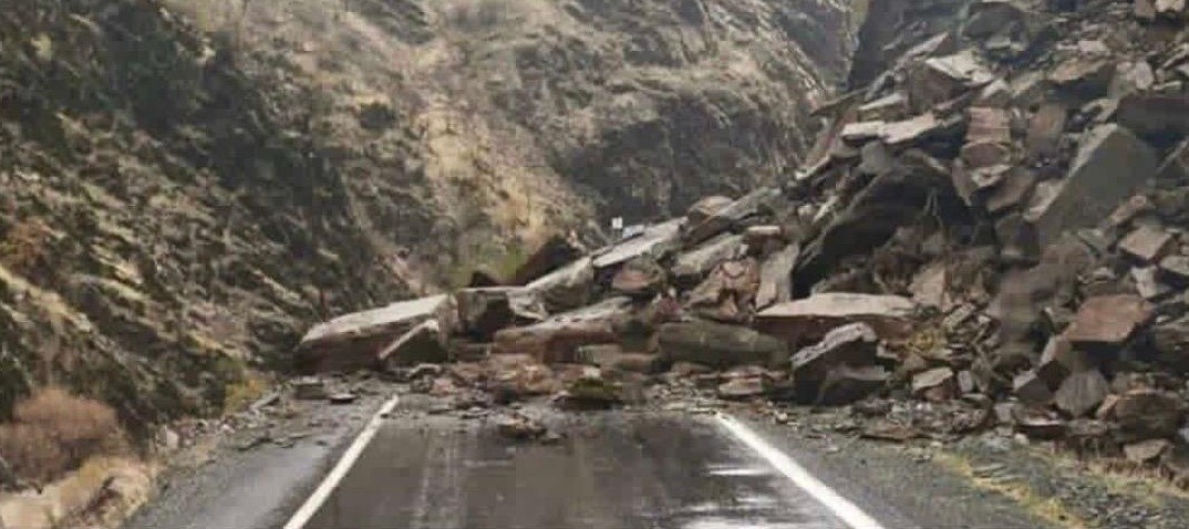 Şırnak’ta heyelan alarmı: Beytüşşebap yolu ulaşıma kapandı
?v=1