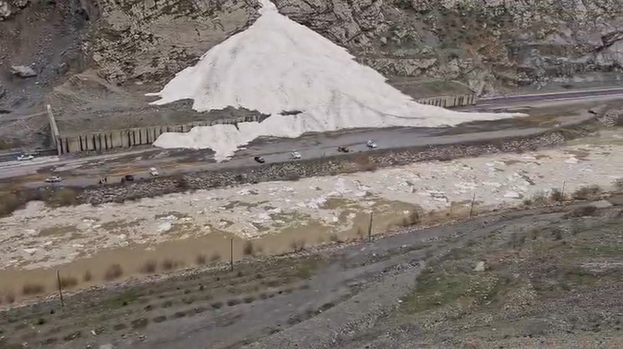 Sümbül Dağı’nda çığ devam ediyor
?v=1