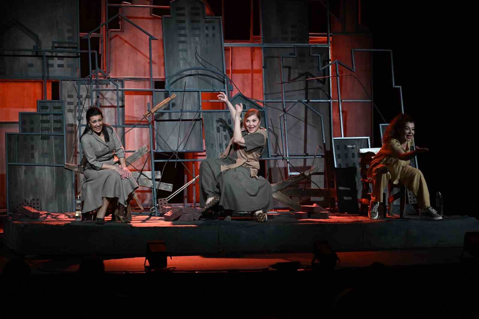 ’Sen İstanbul’dan güzelsin’ oyunu Manisalıları büyüledi
?v=1