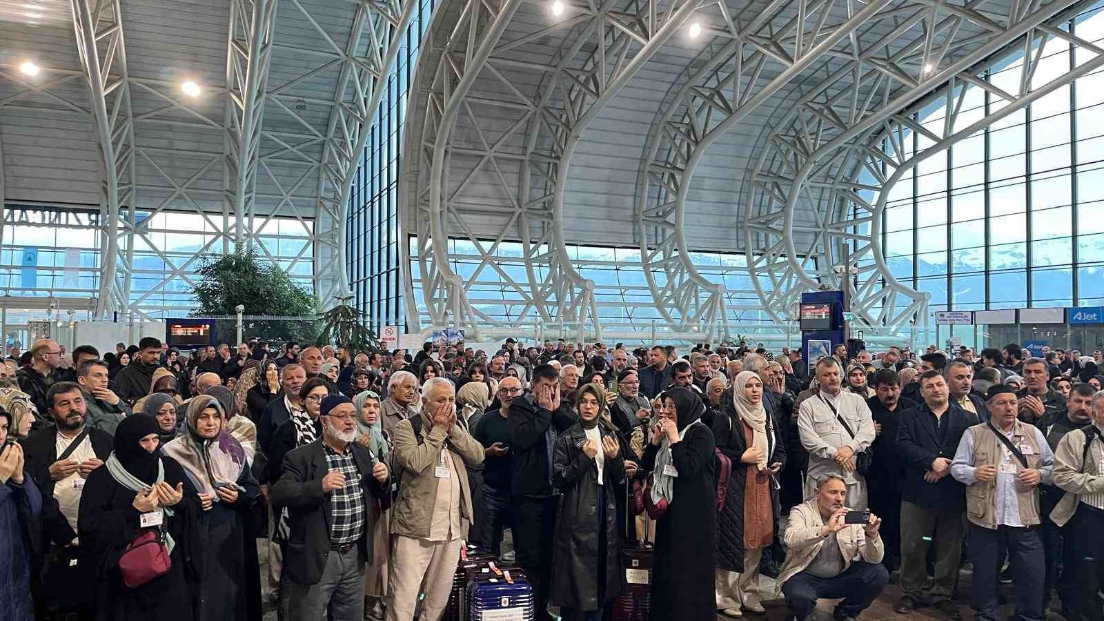 Erzincan’dan 192 hacı adayı dualarla kutsal yolculuğa uğurlandı
?v=1