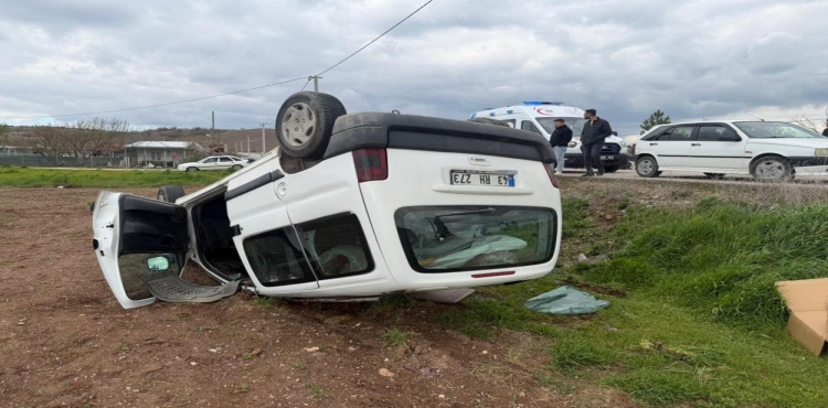 Savrulan araç takla attı, 2 kişi hafif yaralandı?v=1