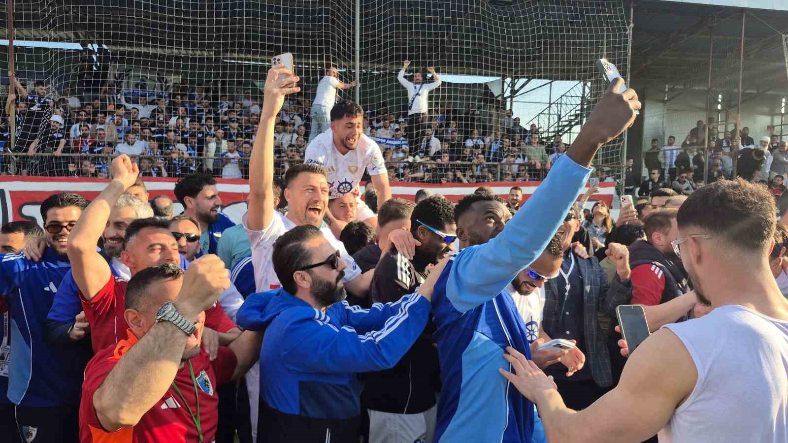 Erzurumspor FK maçtan sonra şampiyonluğunu kutladı
?v=1