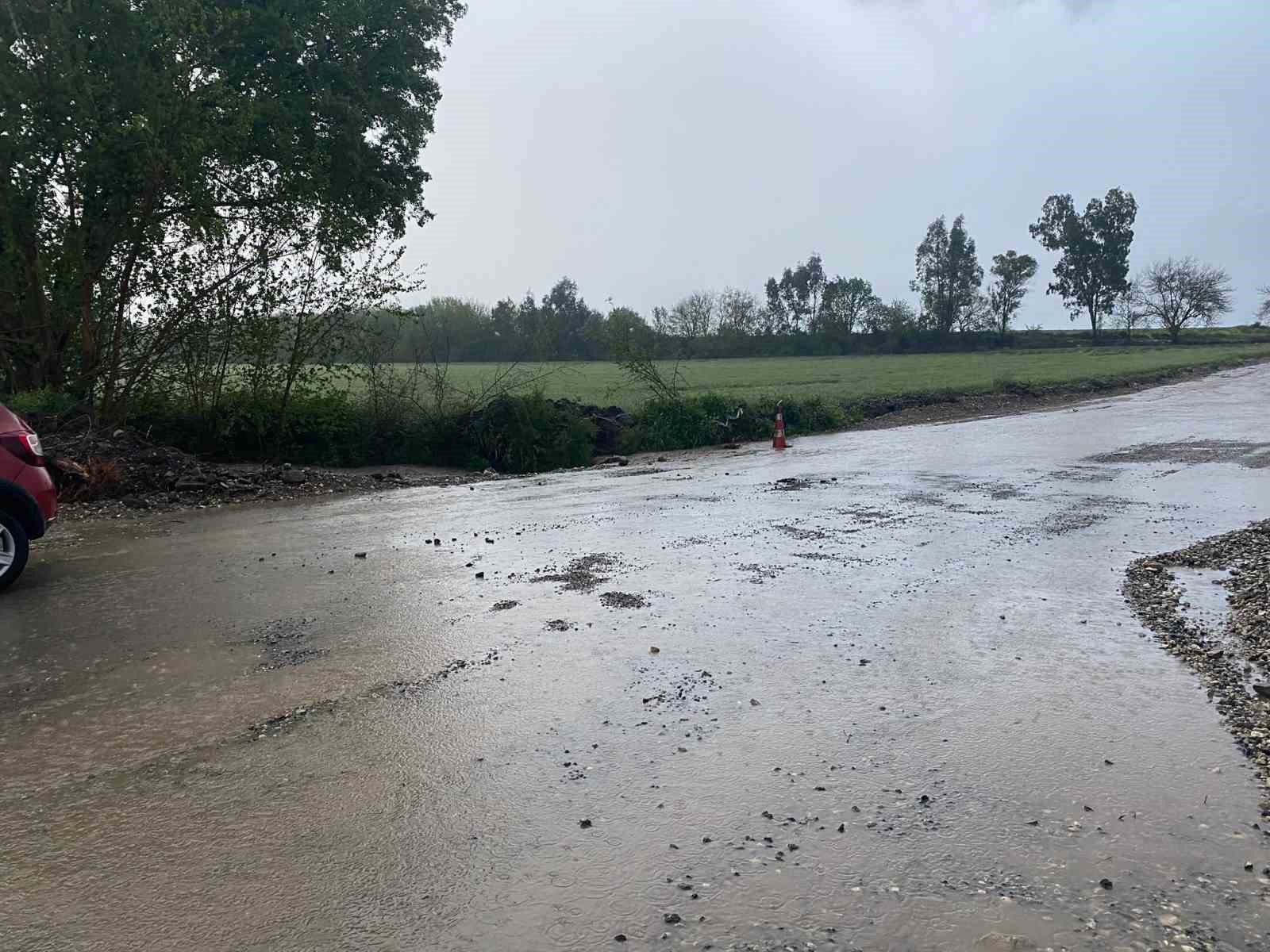 Düziçi’nde şiddetli yağış: Tarım arazileri ve yollar sular altında kaldı
?v=1