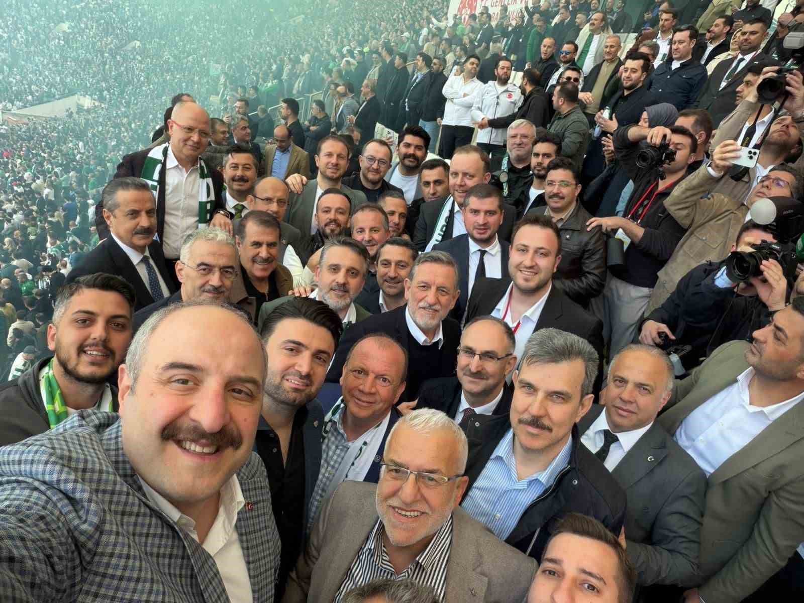 TBMM Komisyon Başkanı Mustafa Varank Varank, Bursa protokolüyle şampiyonluğu kutladı
?v=1