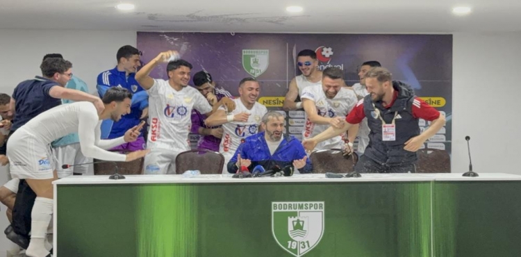 Erzurumspor FK oyuncuları basın toplantısını basıp kutlama yaptı?v=1