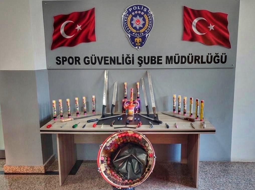 Deplasman otobüsünden adeta cephanelik çıktı
?v=1