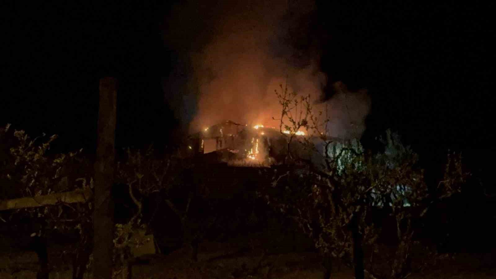 Tokat’ta çıkan yangında ev kullanılamaz hale geldi
?v=1