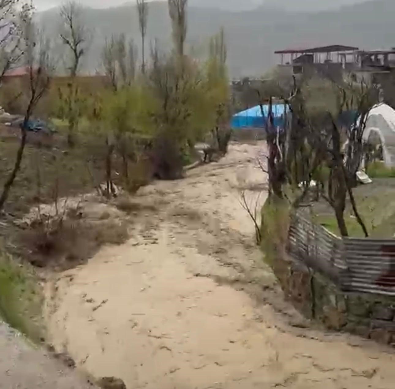 Şırnak’ta sel felaketinde silahla uyarı yapıldı
?v=1