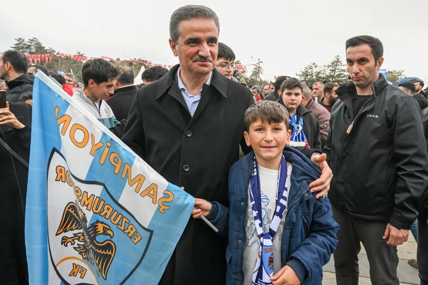 Vali Aydın Baruş kutlama coşkusuna katıldı
?v=1