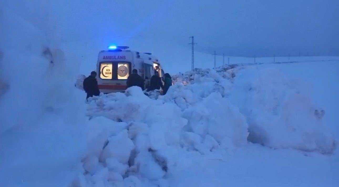 Ağrı’da nisan karı yolu kapattı: Hasta kurtarmaya giden ambulansa ekipler yetişti
?v=1