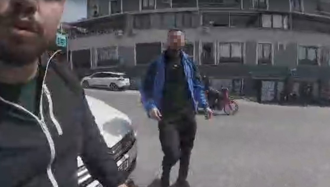 Korna çaldı, darp edildi: Trafik magandaları kameraya yansıdı
?v=1