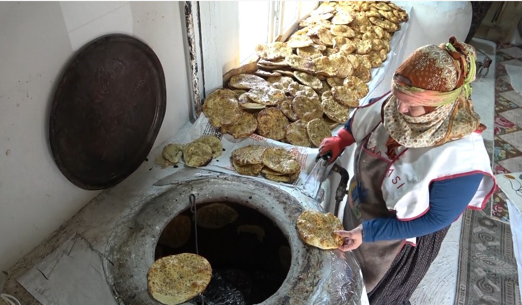 3 çocuk annesi kadın ürettiği ekmeklerle aile bütçesine katkı sağlıyor
?v=1