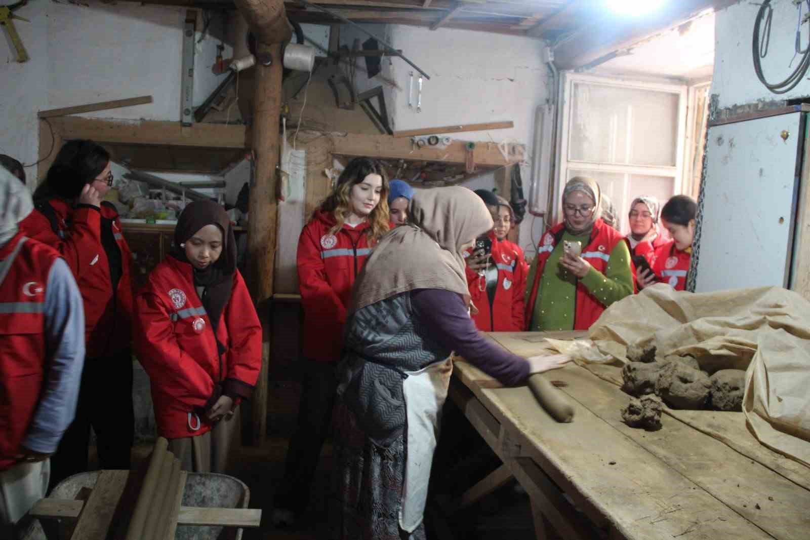 Bayburt’ta gönüllü gençler tarih ve doğayla buluştu
?v=1