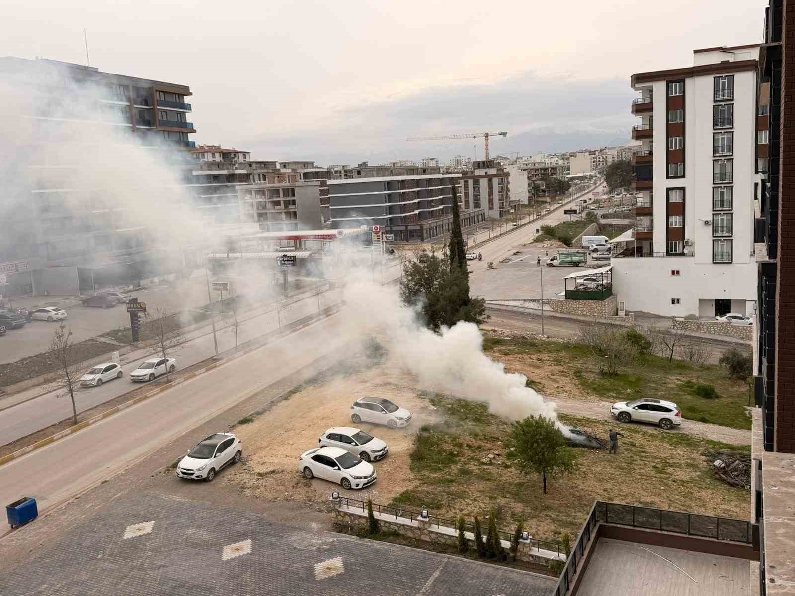 Vatandaşın yaktığı atık yangınını itfaiye ekipleri söndürdü
?v=1