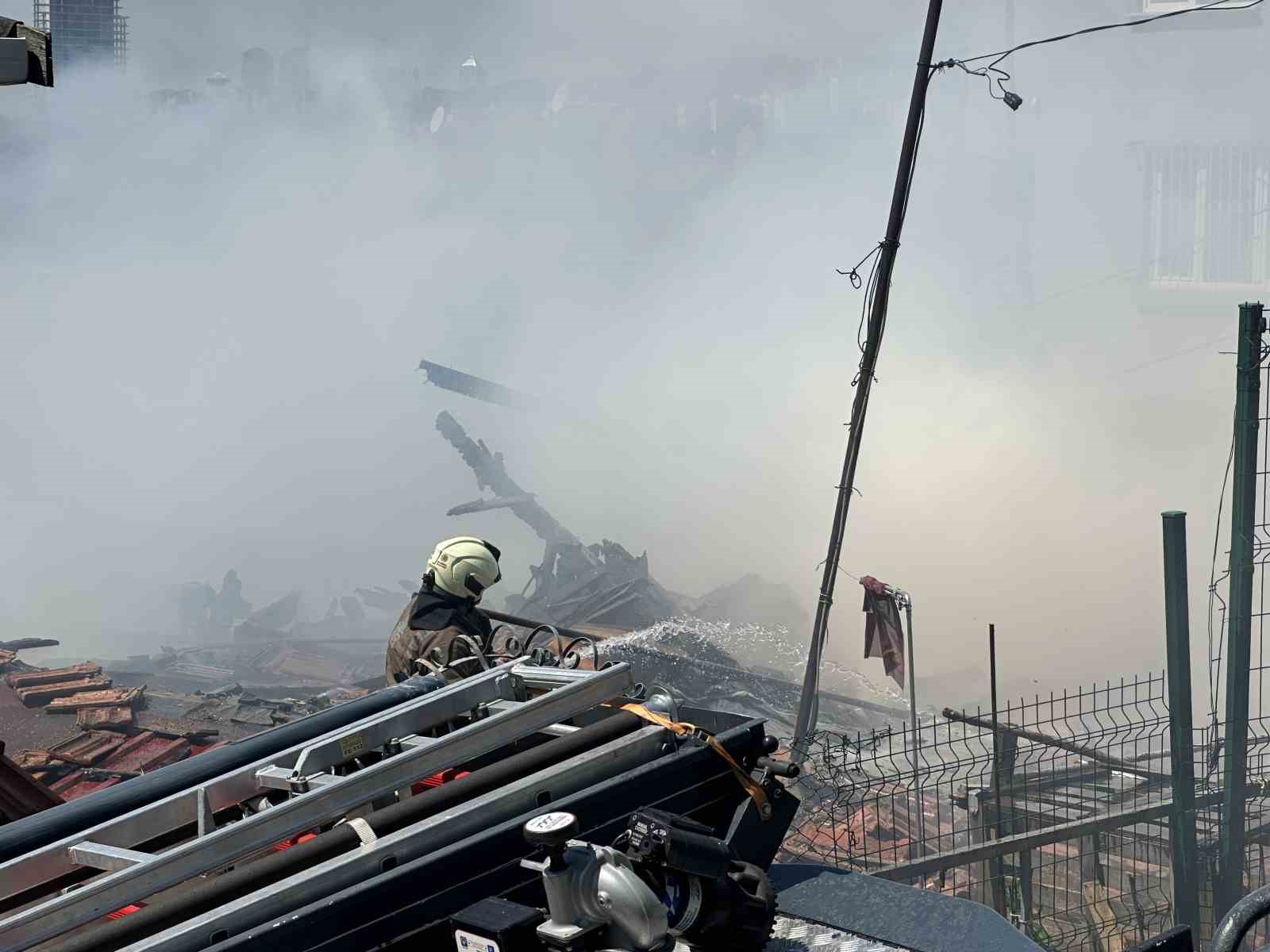Sarıyer’de alev alev yanan gecekondu kullanılamaz hale geldi
?v=1