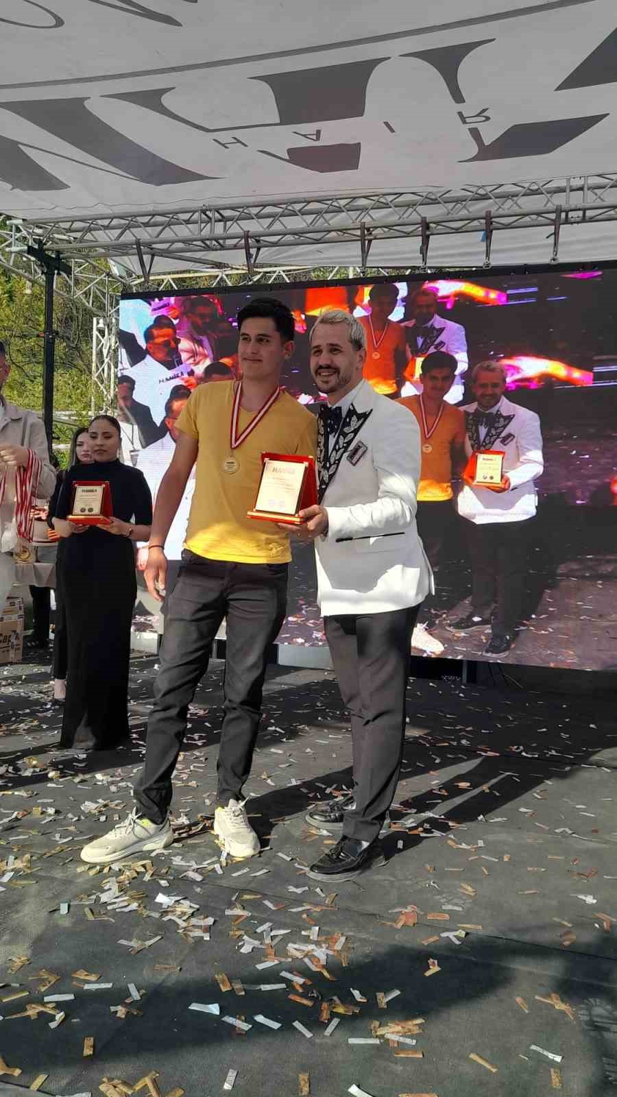 Genç kuaförden büyük başarı
?v=1