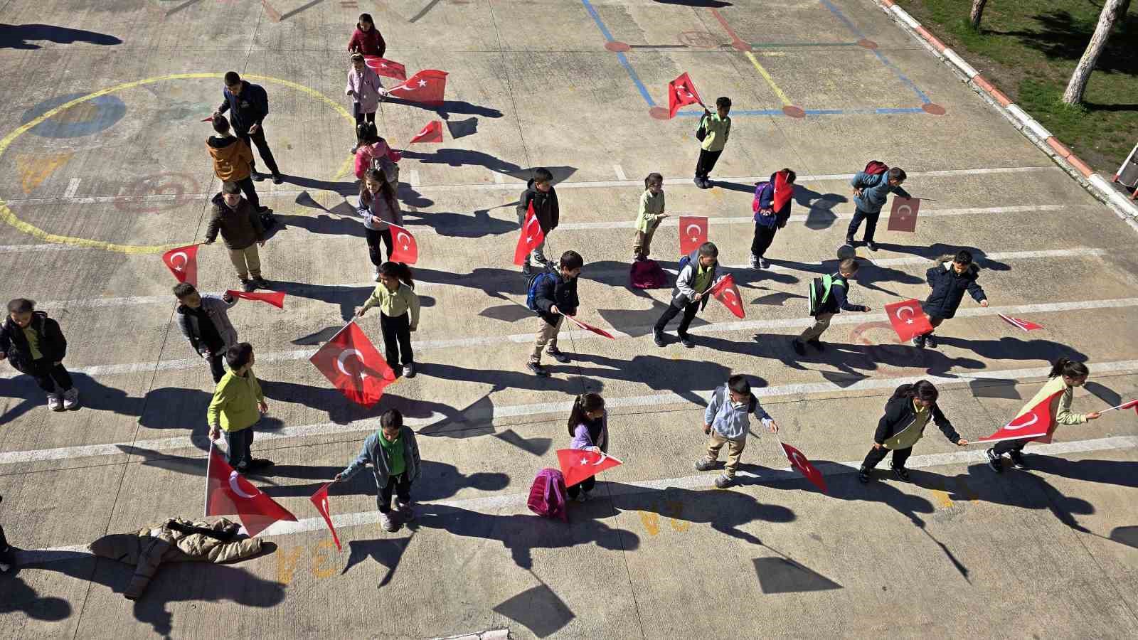 Şehit olan öğretmen ve öğrenciler için Hisarcık’ta anlamlı etkinlik
?v=1