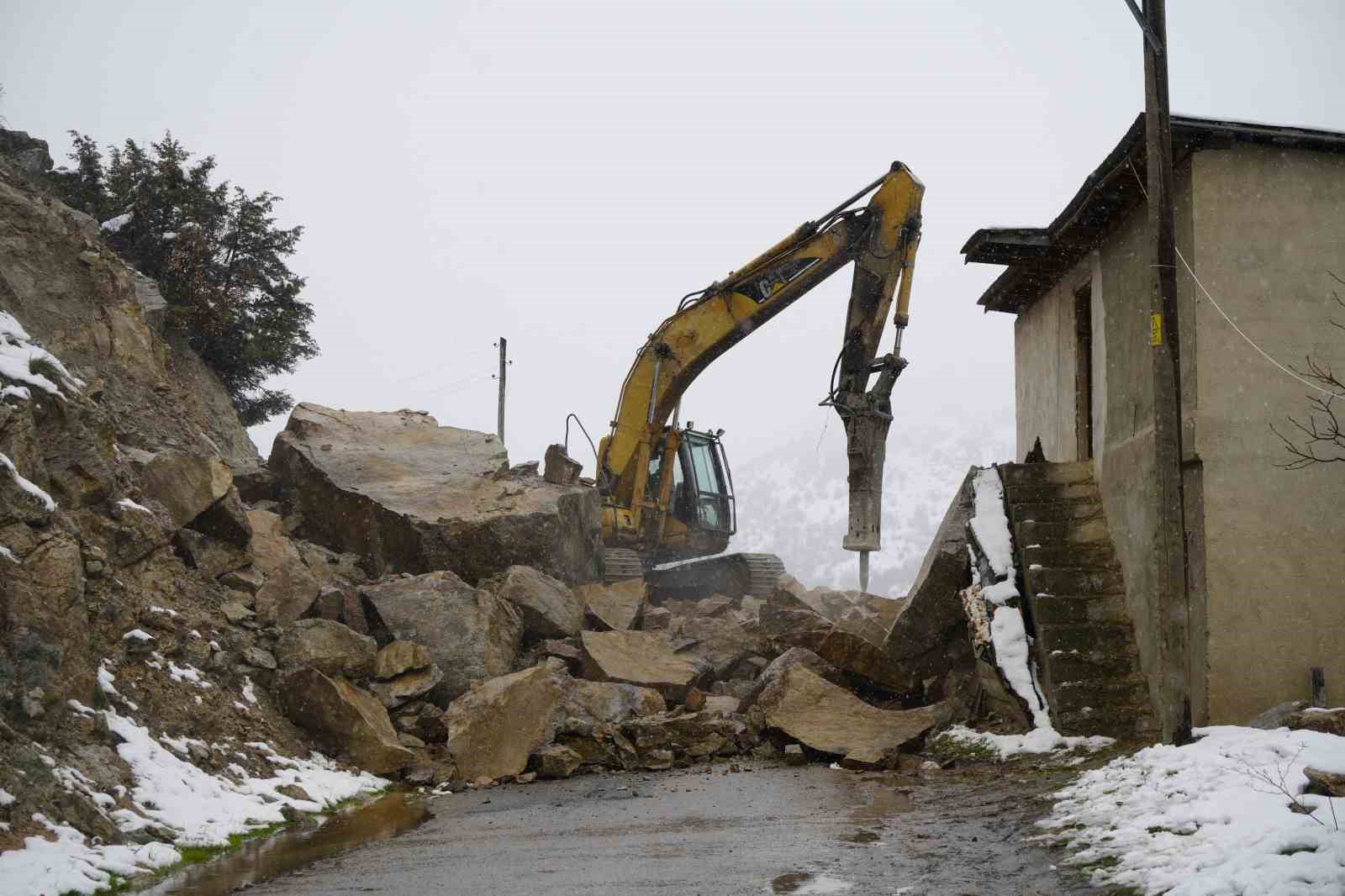 Gümüşhane’de dağdan kopan dev kayalar ahıra düştü, 3 ev boşaltıldı
?v=1