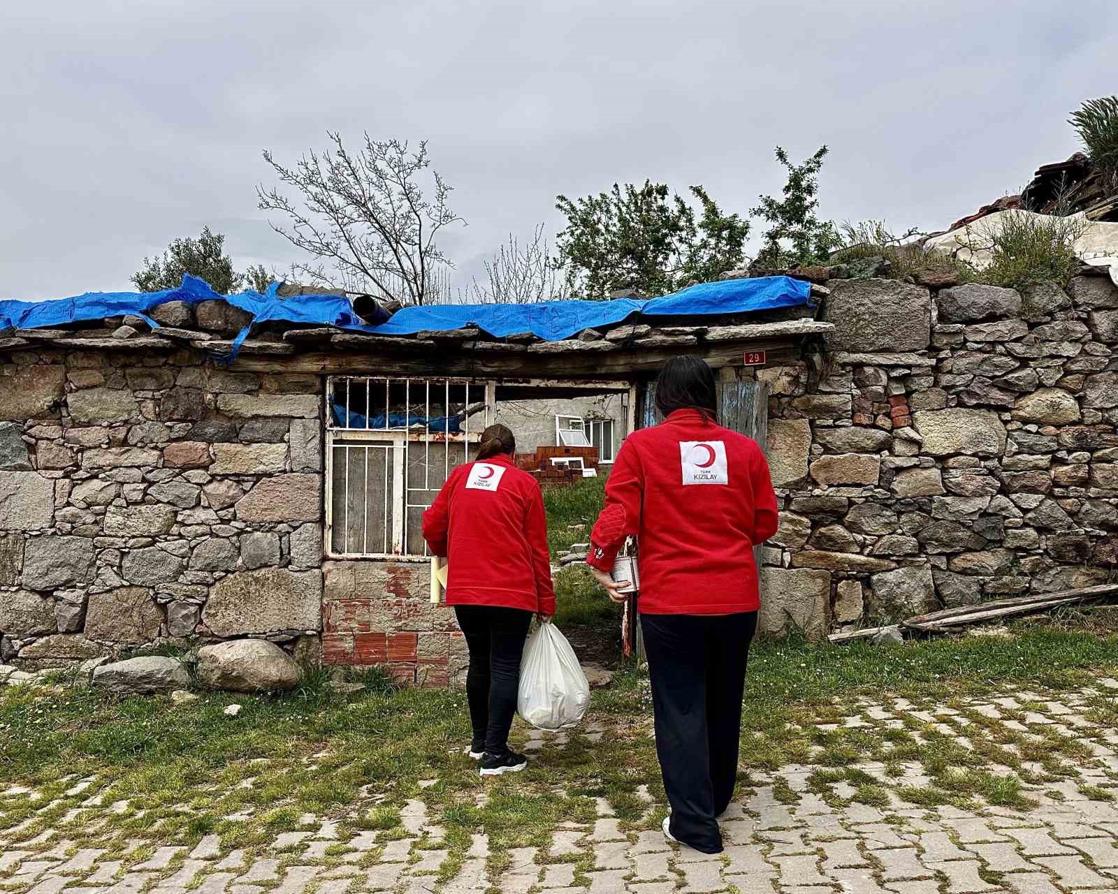 Türk Kızılay Manisa, 3 mahallede gıda kolisi dağıttı
?v=1