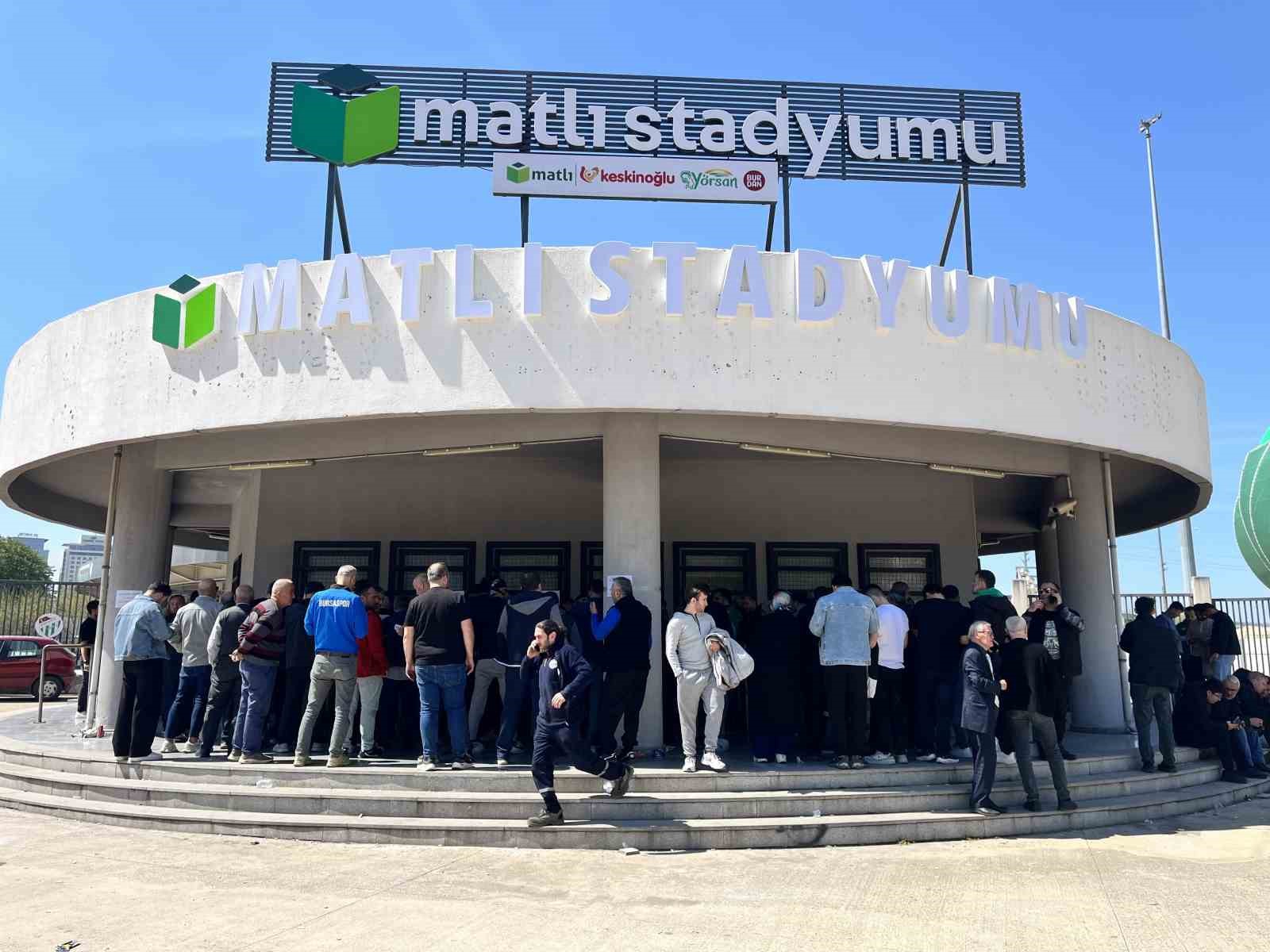 Bursaspor kombinelerine büyük ilgi, taraftar saatlerce kuyrukta bekledi
?v=1