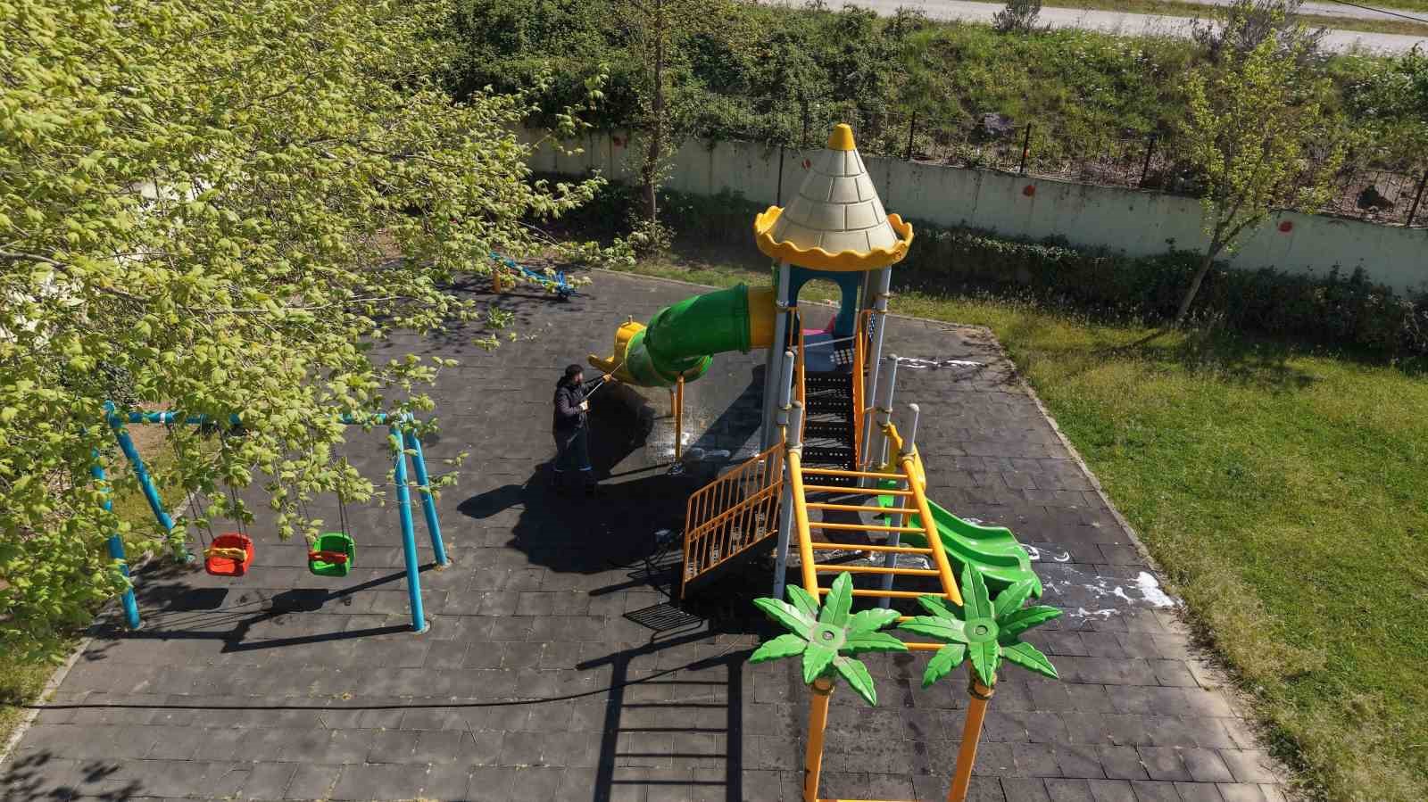 Çayırova’da parkların oyun grupları yıkanıyor
?v=1