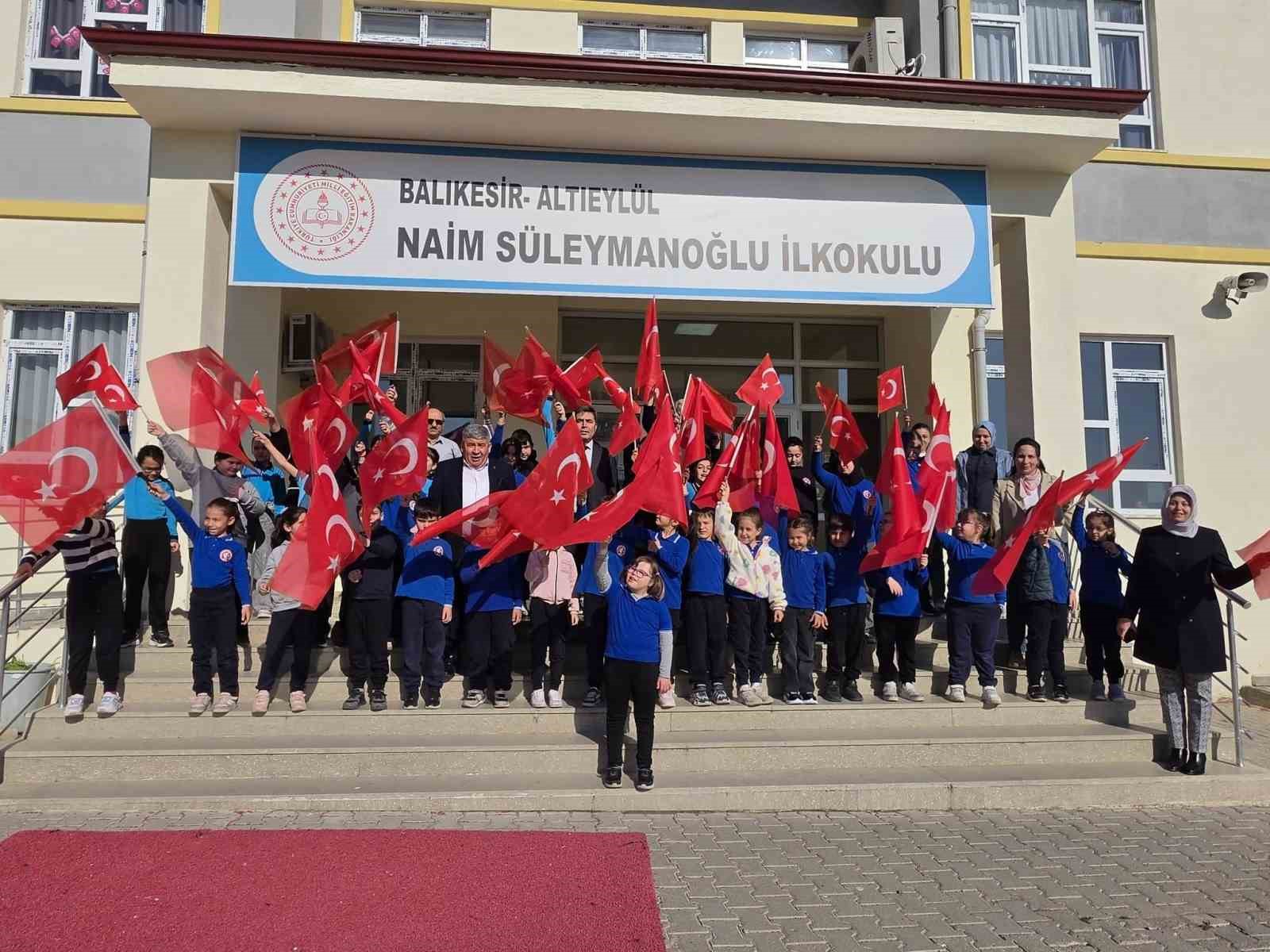 Okullarda Türk bayraklı tören
?v=1