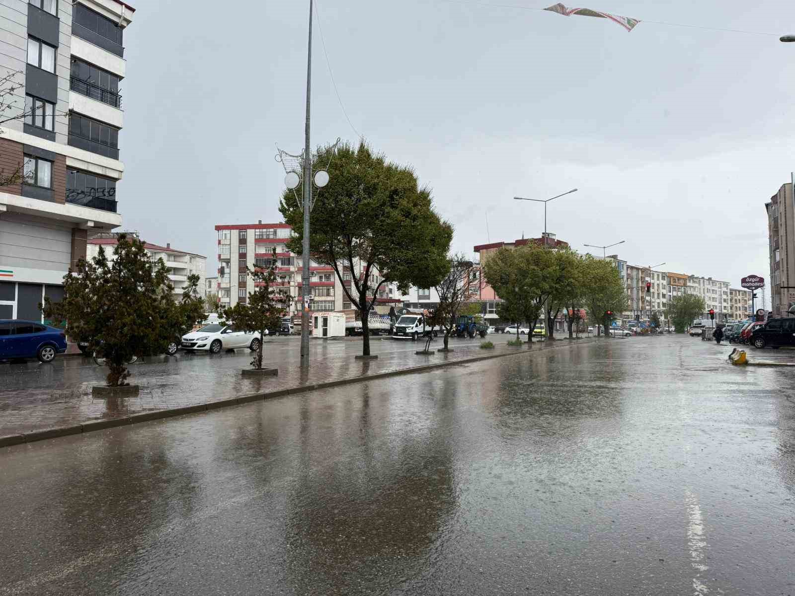 Iğdır’da 5 dakikalık sağanak hayatı felç etti
?v=1