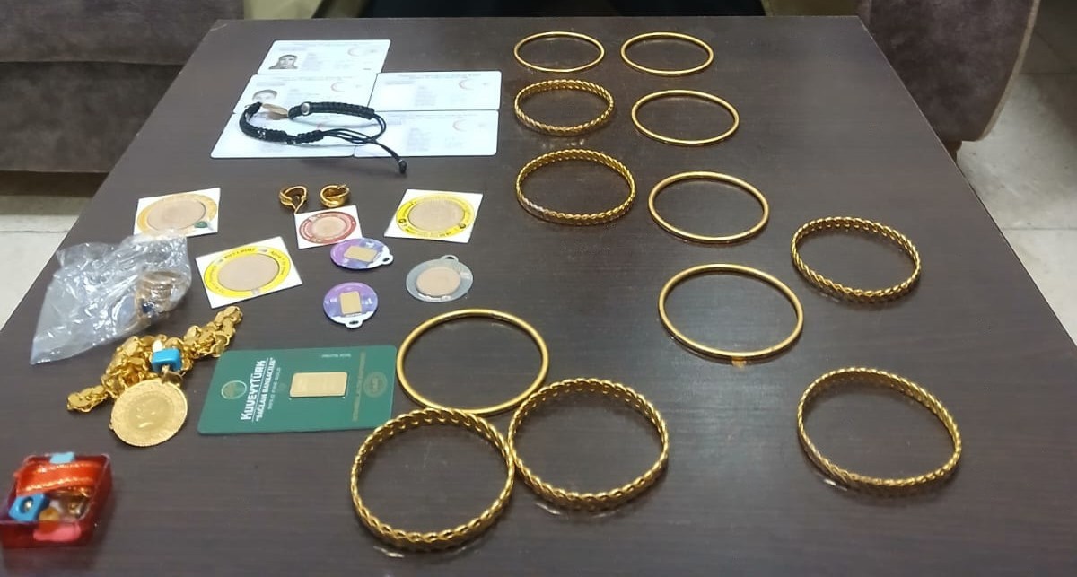 Diyarbakır’da otobüste unutulan çok sayıda altın sahibine teslim edildi
?v=1