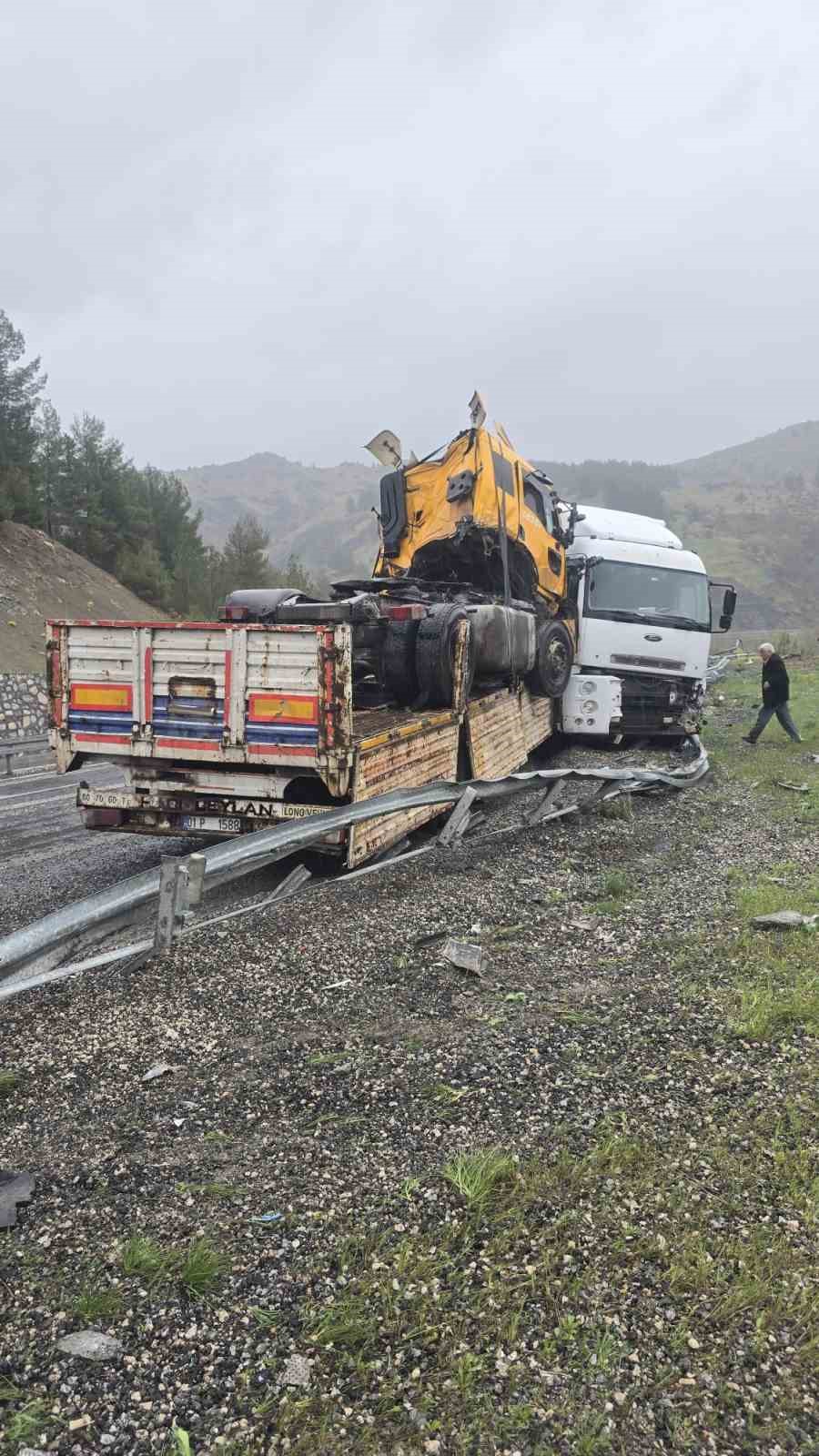 Kaza yapan tırı taşıyordu: O tır da kaza yaptı
?v=1