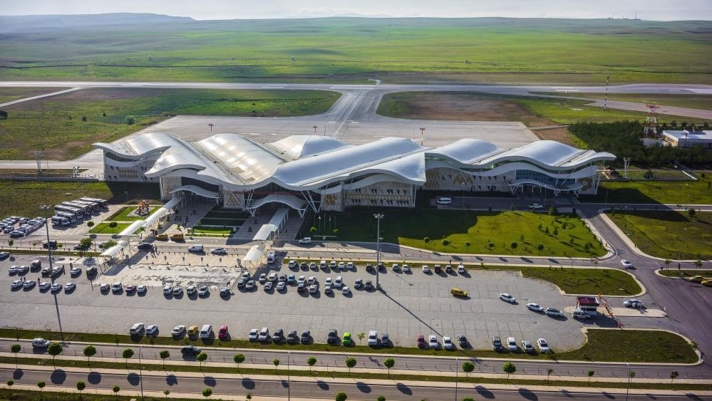 Sivas Nuri Demirağ Havalimanı ilk çeyrekte 107 bin kişiye hizmet verdi
?v=1