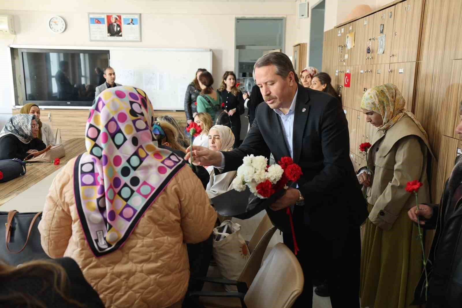 Öğretmenler 81 ilde bayraklarla ders başı yaptı
?v=1