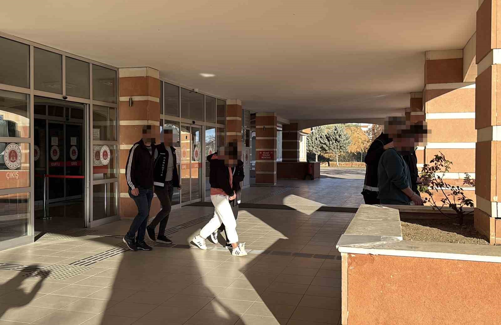 Kastamonu’da uyuşturucu operasyonlarında gözaltına alınan 3 şüpheli tutuklandı
?v=1