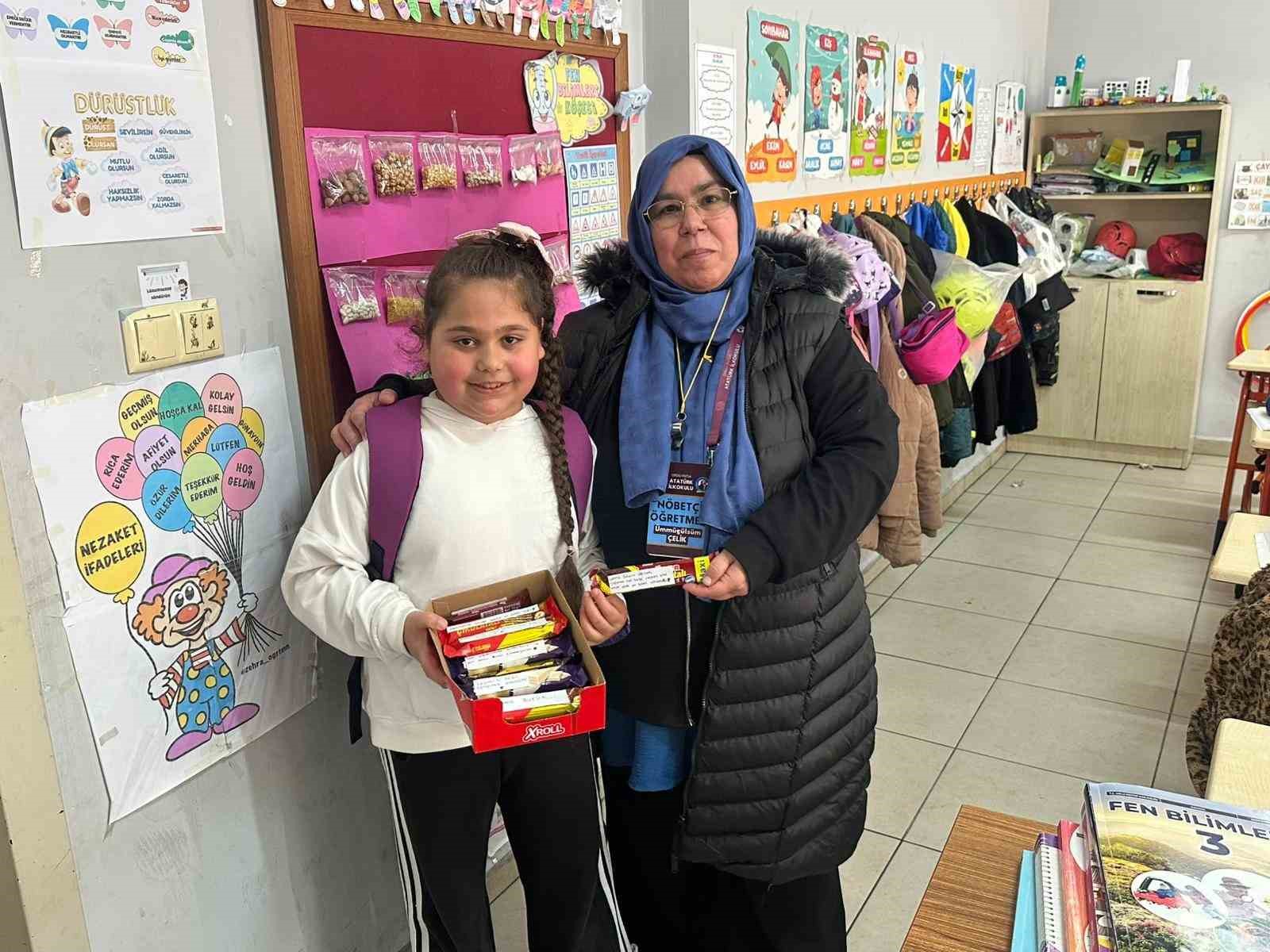 Küçük Aysima’dan öğretmenlerine duygulandıran sürpriz
?v=1