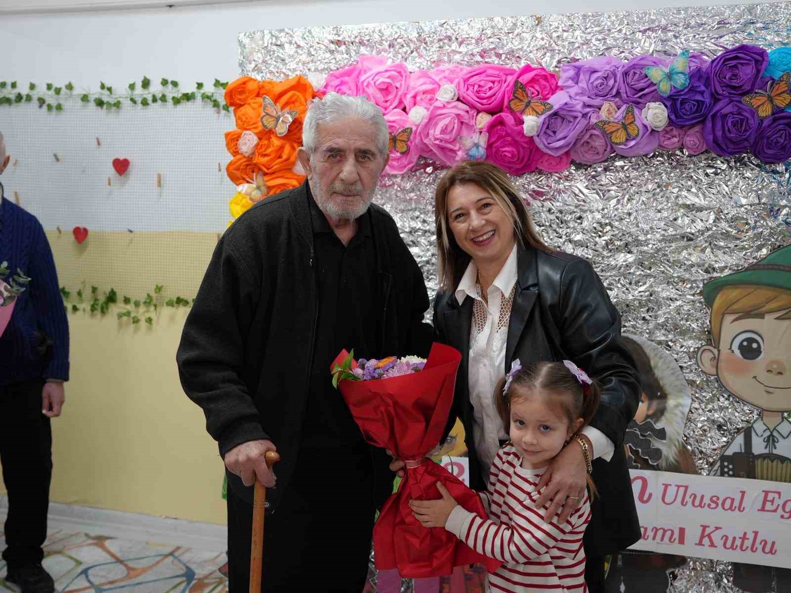 Bu kez yaşlılar minikleri ziyaret etti
?v=1